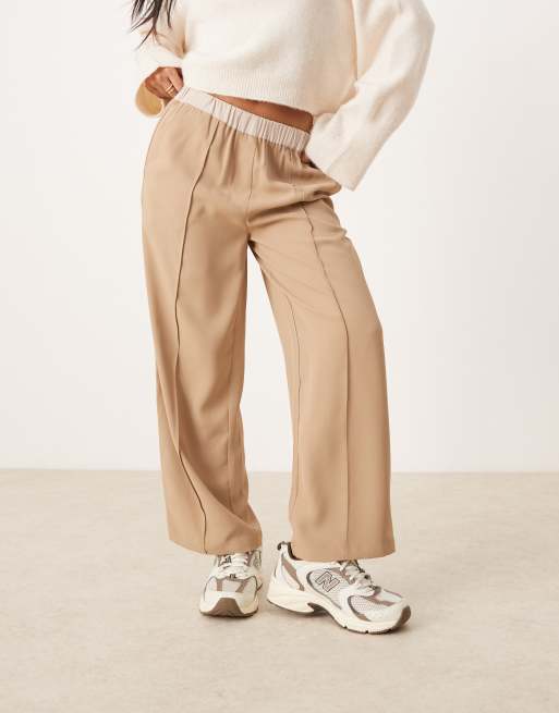 ASOS DESIGN Petite – Wciągane camelowe spodnie do kostek z kontrastowym stanem, 3 z 5