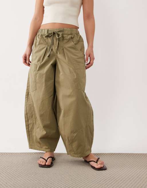ASOS DESIGN Petite – Wciągane spodnie barrel w kolorze khaki, 2 z 5