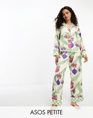 ASOS DESIGN Petite - Weihnachtlicher Satin-Pyjama aus Hemd und Hose in Cremeweiß mit botanischem Weihnachtskugel-Print