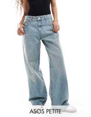 ASOS DESIGN Petite - Weite Jeans in blassem Vintage-Blau mit niedrigem Bund
