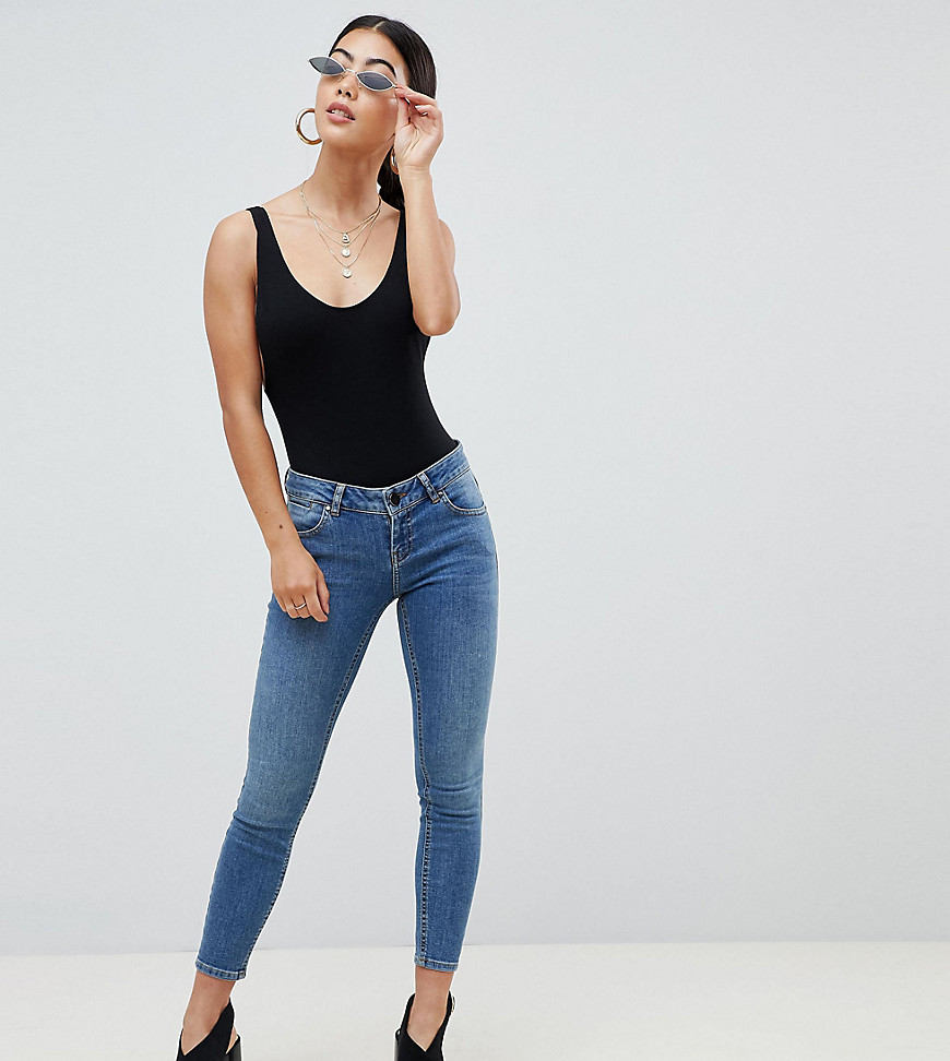 ASOS DESIGN – Petite – Whitby – Mellanblå skinny jeans med låg midja