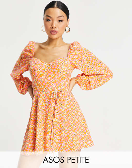 ASOS DESIGN Petite – Wiązana sukienka mini z usztywnianymi miseczkami i wzorem w różową kratę i kwiaty
