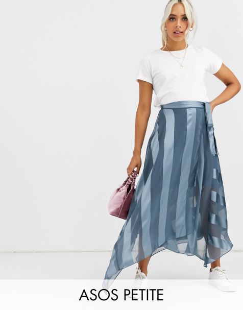 ASOS DESIGN Petite – Wickel-Midirock aus gestreiftem Satin mit Bindegürtel