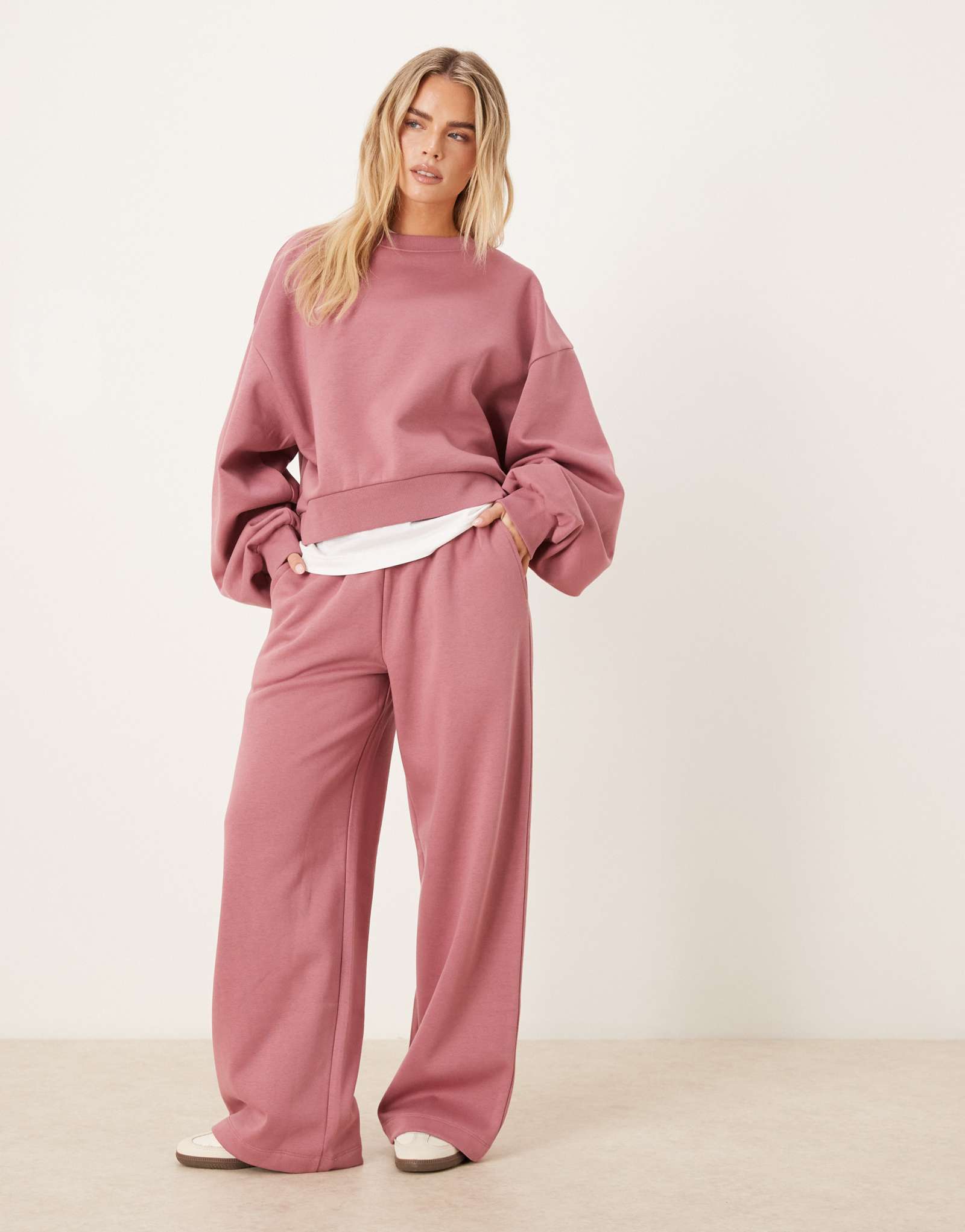 Миниатюрные спортивные брюки ASOS DESIGN с широкими штанинами и кисточкой на спине розового цвета