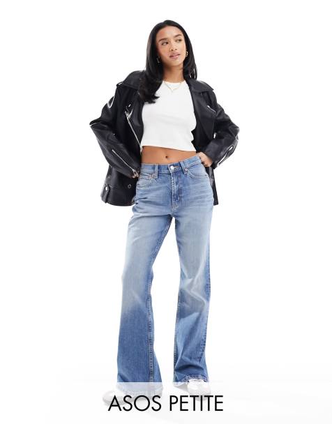 ASOS DESIGN Petite - Wijd uitlopende jeans met halfhoge taille in middenblauw - view 1