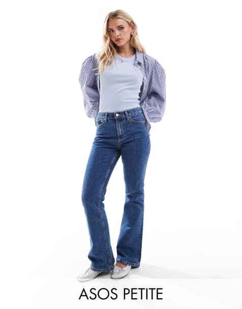 ASOS DESIGN Petite - Wijd uitlopende jeans met halfhoge taille in middenblauw - view 1