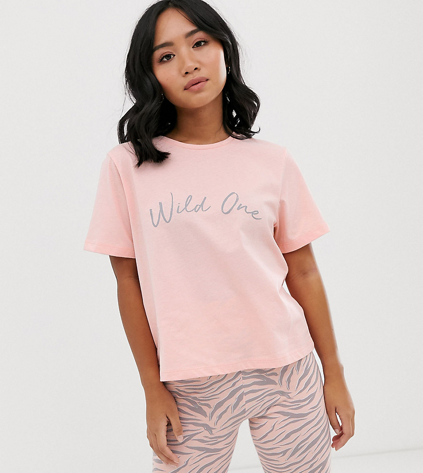 ASOS DESIGN Petite - Wild One - Completo T-shirt e leggings corti-Rosa