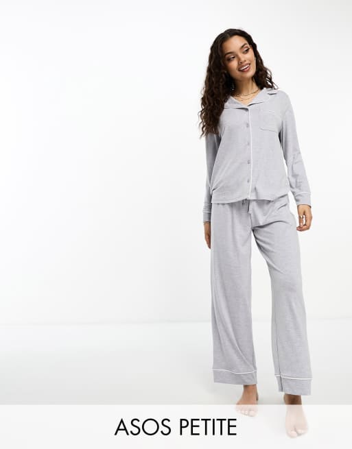 ASOS DESIGN Petite - Zachte pyjama van jersey met overhemd met lange mouwen en broek in gemêleerd grijs met contrasterende biezen