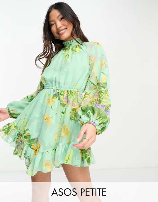 ASOS DESIGN Petite – Żakardowa sukienka mini z zabudowanym dekoltem i asymetrycznym brzegiem w kwiatowy wzór