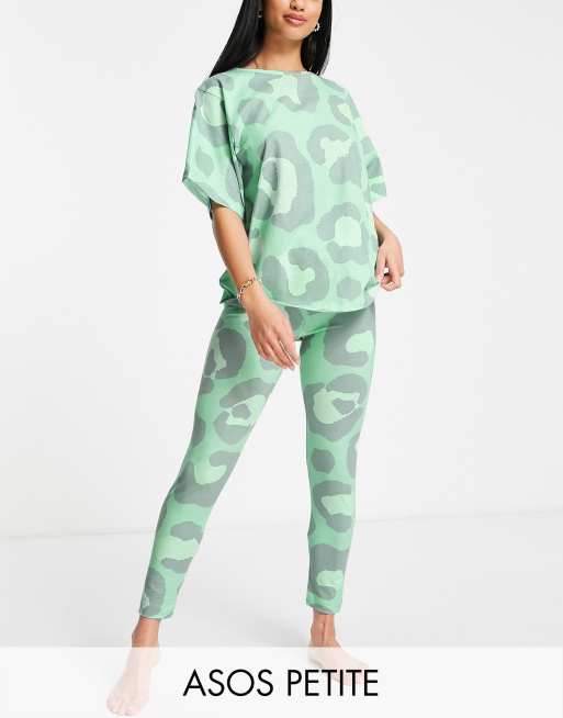 ASOS DESIGN Petite – Zielona piżama w zwierzęcy wzór: koszulka oversize i legginsy