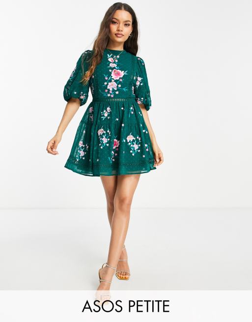 ASOS DESIGN Petite – Zielona sukienka mini z wysokim dekoltem i siateczką dobby z koronkowym wykończeniem i haftowanym wzorem