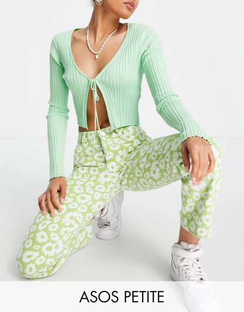 ASOS DESIGN Petite – Zielone jeansy o prostym kroju ze średnim stanem i wzorem w stokrotki - view 1