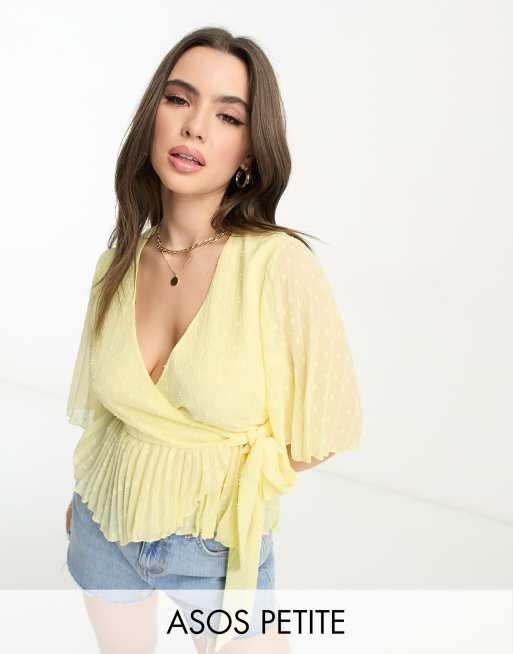 ASOS DESIGN Petite – Żółta kopertowa bluzka z materiału dobby z krótkimi rękawami i plisowaną baskinką