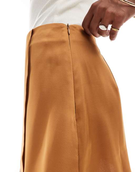 ASOS DESIGN Petite – Złota satynowa spódnica kopertowa, 3 z 5