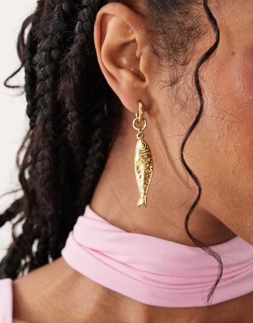 ASOS DESIGN - Petites créoles en acier inoxydable résistant à l'eau à motif poisson - Doré, 2 de 4