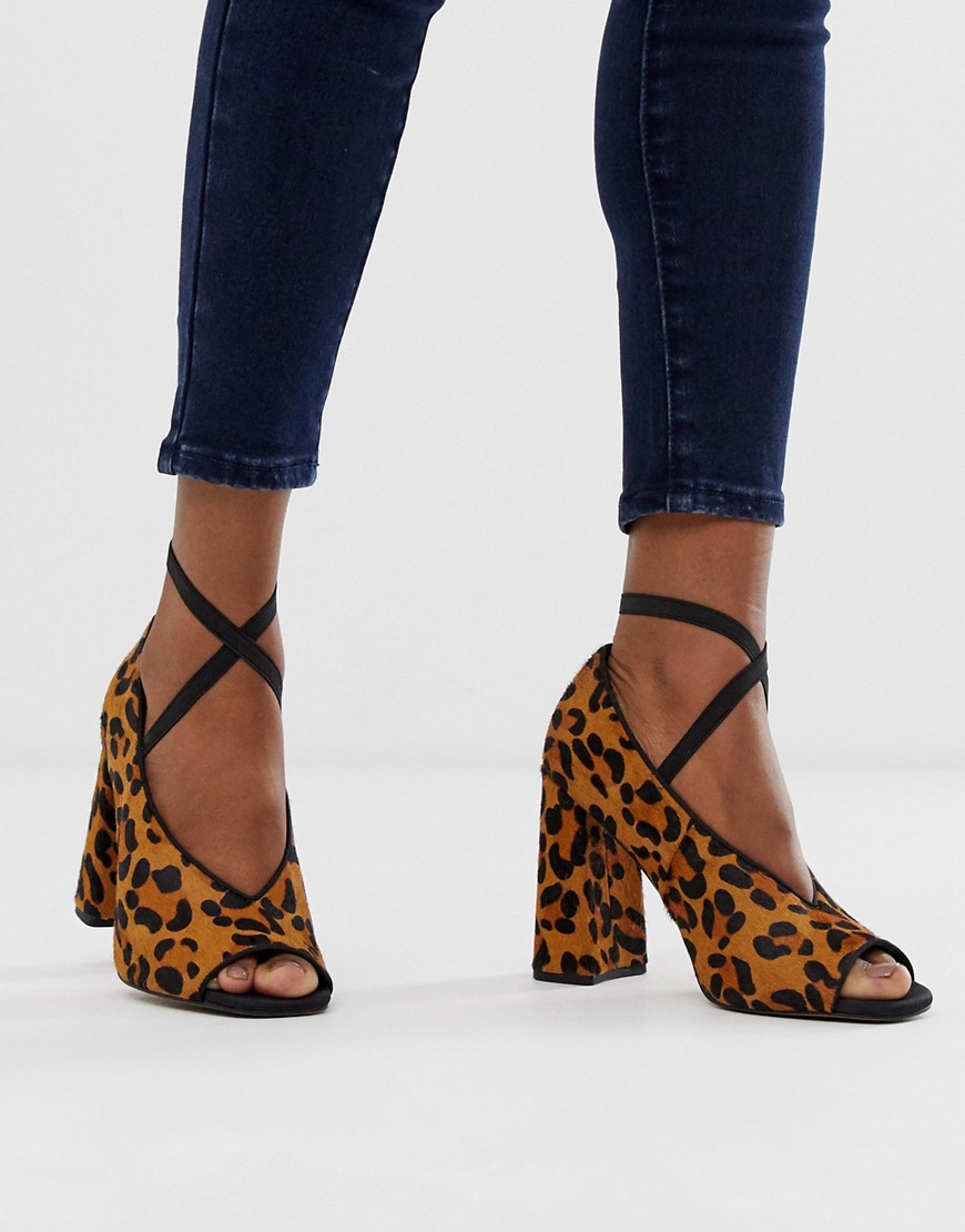ASOS DESIGN – Peyton – Premium – Leopardmönstrade klackar i läder med ponnyhår-Flerfärgad