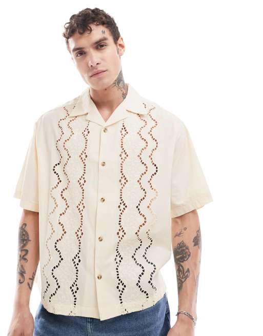 ASOS DESIGN – Piaskowa pudełkowa koszula oversize z kołnierzykiem kubańskim, krótkimi rękawami i haftem angielskim