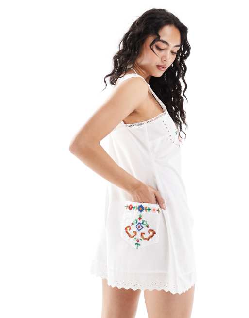 ASOS DESIGN – Picknick-Playsuit in Weiß mit Stickerei