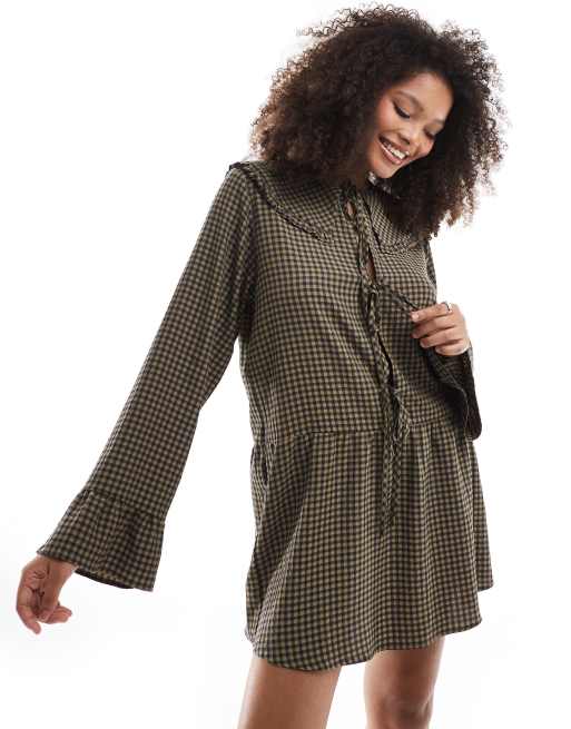 ASOS DESIGN – Pie Crust – Sukienka mini z wiązanym kołnierzem w kratkę vichy w kolorze khaki