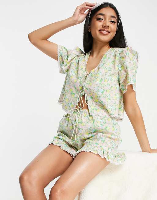 ASOS DESIGN - Pigiama a fiori con camicia allacciata sul davanti e pantaloncini