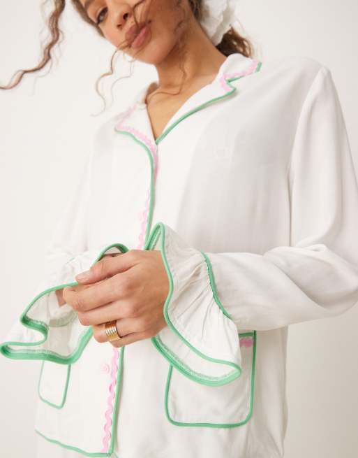 ASOS DESIGN - Pigiama bianco con finiture a zig-zag composto da pantaloni e camicia, 2 di 4