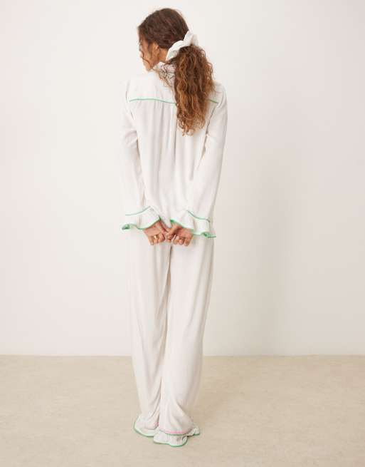 ASOS DESIGN - Pigiama bianco con finiture a zig-zag composto da pantaloni e camicia, 3 di 4