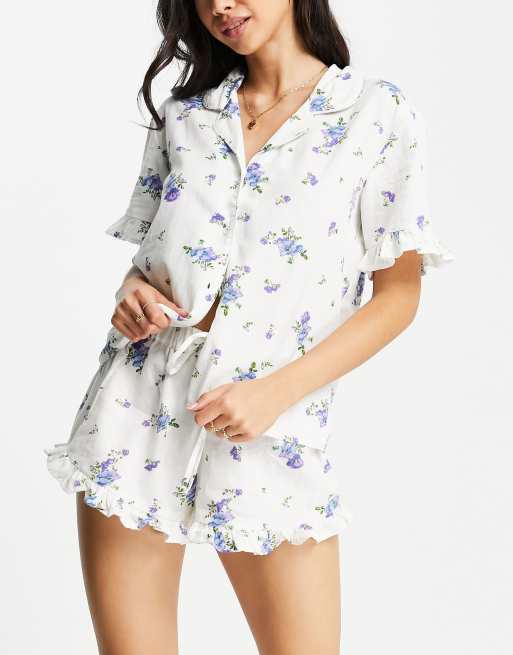 ASOS DESIGN - Pigiama con camicia e pantaloncini in lino con stampa a fiori con volant, colore crema e blu