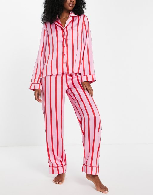 ASOS DESIGN - Pigiama con camicia e pantaloni in raso a righe rosa e rosso