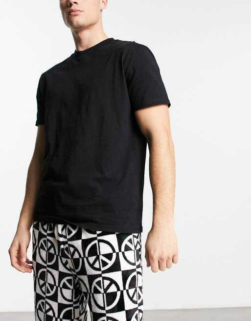 ASOS DESIGN - Pigiama con T-shirt e pantaloni in pile neri con stampa, 4 di 4