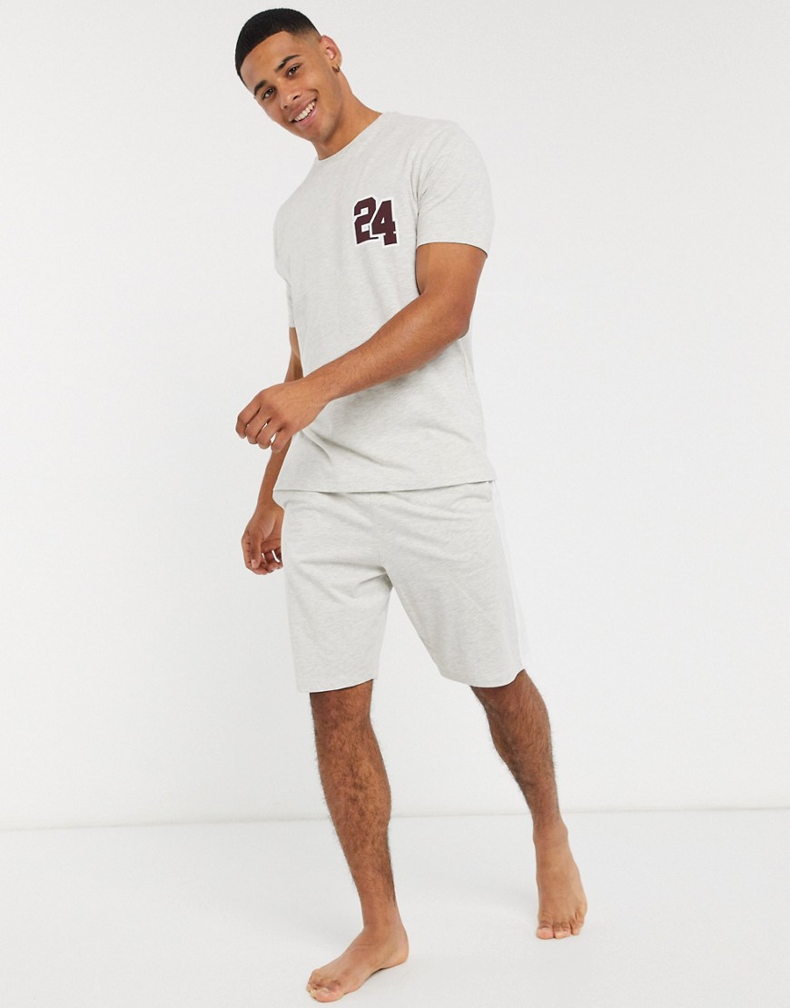 ASOS DESIGN - Pigiama grigio composto da pantaloncini e T-shirt con numero stile college e logo in vita