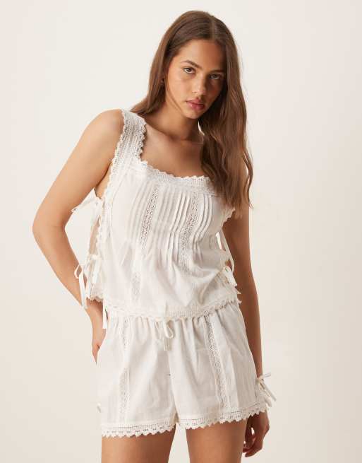 ASOS DESIGN - Pigiama in pizzo bianco composto da top con scollo squadrato e pantaloncini con laccetti laterali, 3 di 4