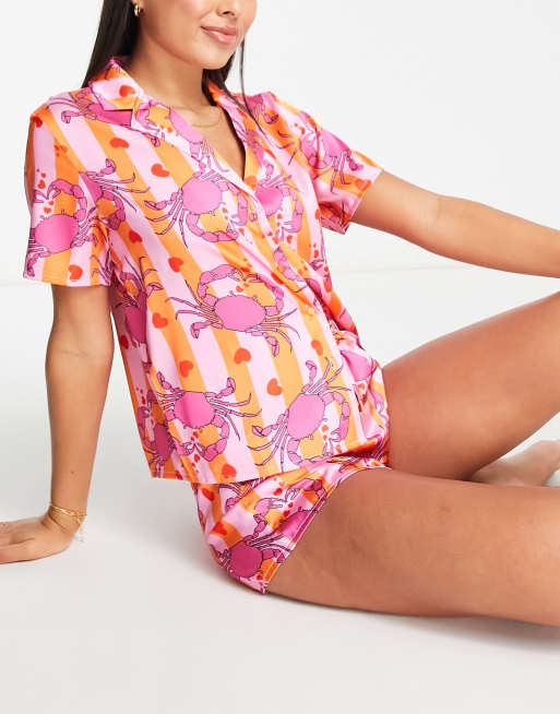 ASOS DESIGN - Pigiama in raso arancione e rosa a righe con stampa di granchi composto da camicia e pantaloncini, 4 di 4