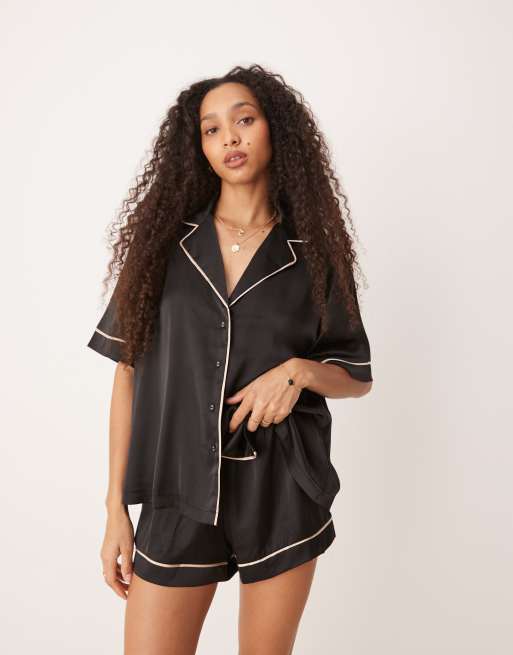 ASOS DESIGN - Pigiama in raso nero con camicia a maniche corte e pantaloncini
