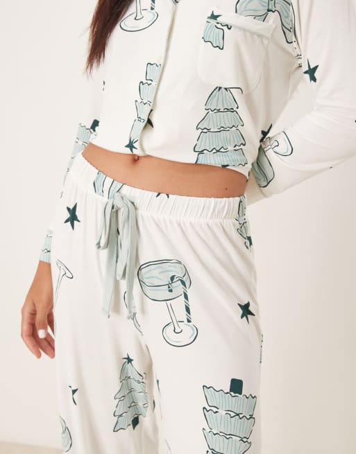 ASOS DESIGN - Pigiama morbidissimo con stampa natalizia con drink e profili a contrasto composto da pantaloni e camicia a maniche lunghe, 2 di 4