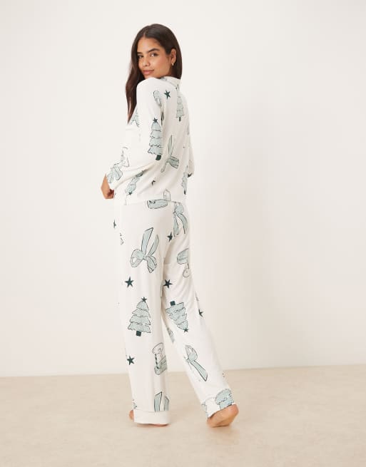 ASOS DESIGN - Pigiama morbidissimo con stampa natalizia con drink e profili a contrasto composto da pantaloni e camicia a maniche lunghe, 3 di 4