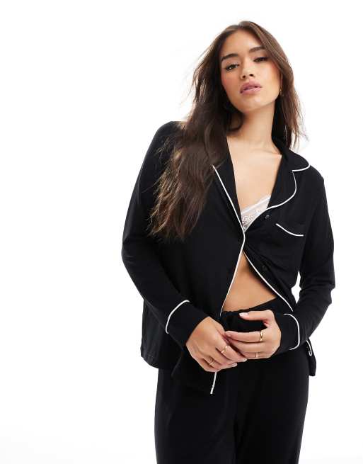ASOS DESIGN - Pigiama super morbido con camicia a maniche lunghe e pantaloni nero con profili a contrasto, 2 di 4
