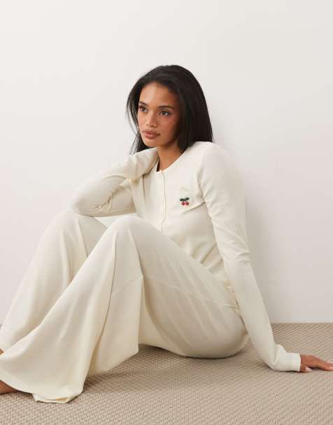 ASOS DESIGN - Pijama blanco de pantalones y cárdigan abotonado con ribete de cerezas de croché de punto gofrado - view 1