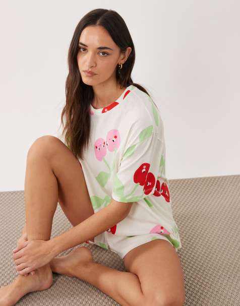 ASOS DESIGN - Pijama rojo y rosa de camiseta extragrande y pantalones cortos con estampado de cerezas - view 1