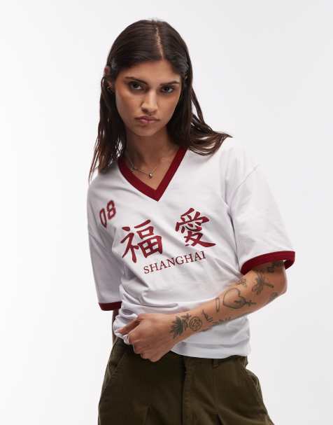 ASOS DESIGN – Piłkarski T-shirt z dekoltem w szpic i grafiką z napisem „Shanghai” - view 1