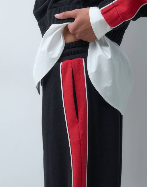 ASOS DESIGN piké-joggers med sportiga paneler i rött och svart, 3 av 5