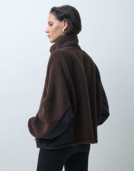 ASOS DESIGN pile borg con zip in marrone e blu, 2 di 4