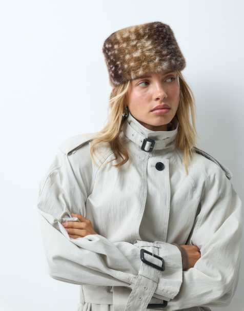ASOS DESIGN Pillbox-Hut mit faux-fur in Hirschprint - view 1