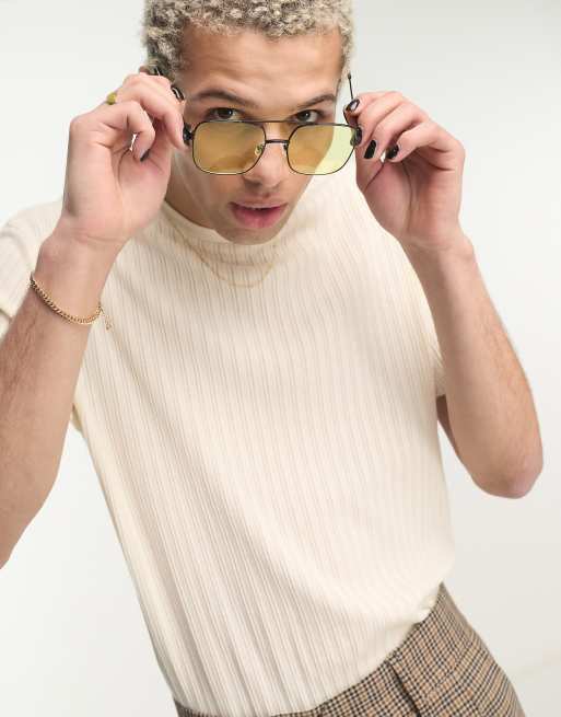 ASOS DESIGN – Pilotensonnenbrille im Stil der 70er mit Metallfassung in Schwarz mit gelben Gläsern, 2 von 4