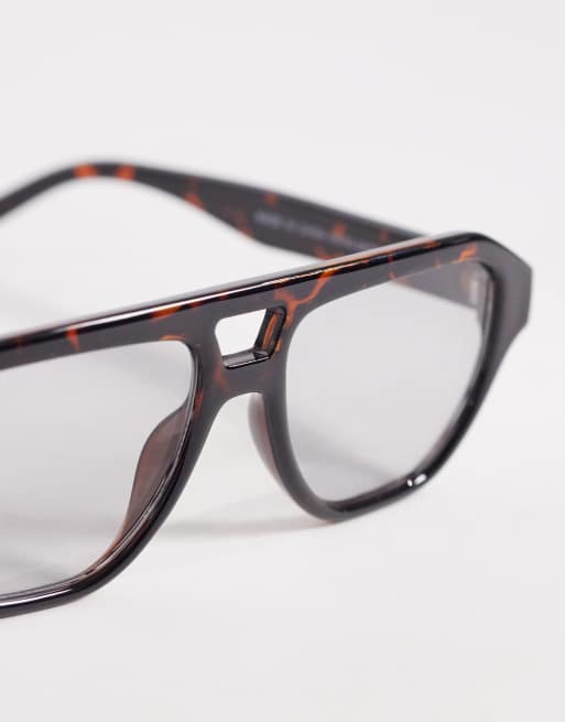 ASOS DESIGN – Pilotensonnenbrille mit Rahmen in Schildpattoptik und hellgrauen Gläsern, 2 von 3