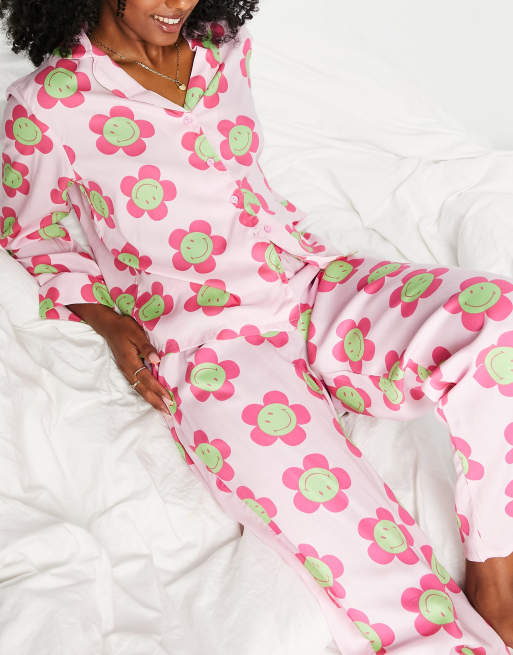 ASOS DESIGN - Pink pyjamassæt med langærmet skjorte og bukser med smileyblomster i modal