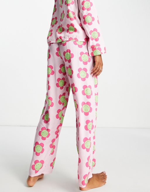 ASOS DESIGN - Pink pyjamassæt med langærmet skjorte og bukser med smileyblomster i modal, 2 af 4