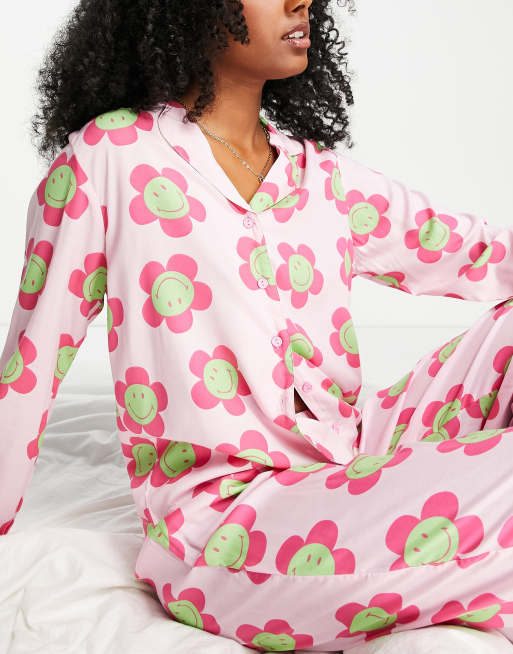 ASOS DESIGN - Pink pyjamassæt med langærmet skjorte og bukser med smileyblomster i modal, 3 af 4