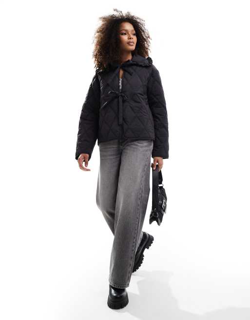 ASOS DESIGN - Piumino trapuntato con colletto con volant e allacciato in vita, colore nero