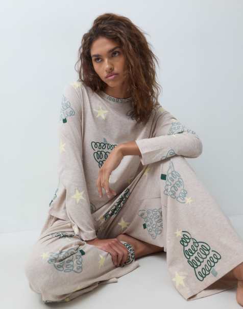 ASOS DESIGN piżama z topem z długim rękawem i spodniami z szerokimi nogawkami we wzór choinek Christmas - view 1