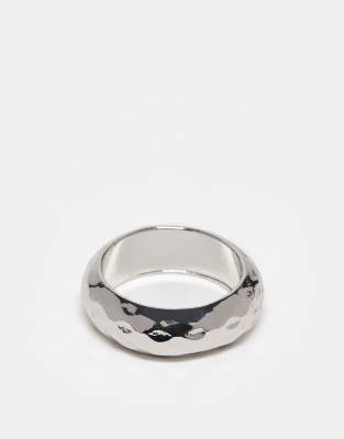 plain band ring with texture in silver tone